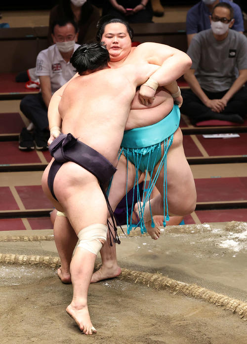 琴ノ若（右）を寄り切りで破る妙義龍（撮影・鈴木正人）