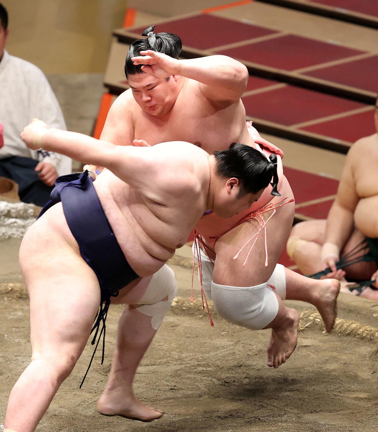 貴源治（手前）にジャンプして攻める宇良（撮影・鈴木正人）