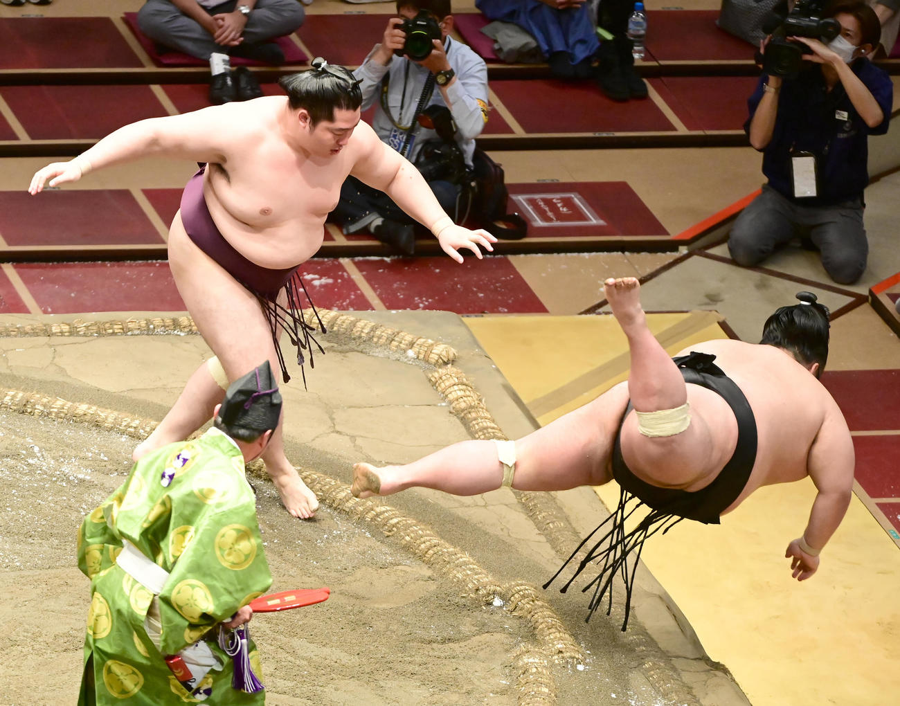 遠藤は貴景勝（右）を突き落としで破る（撮影・小沢裕）