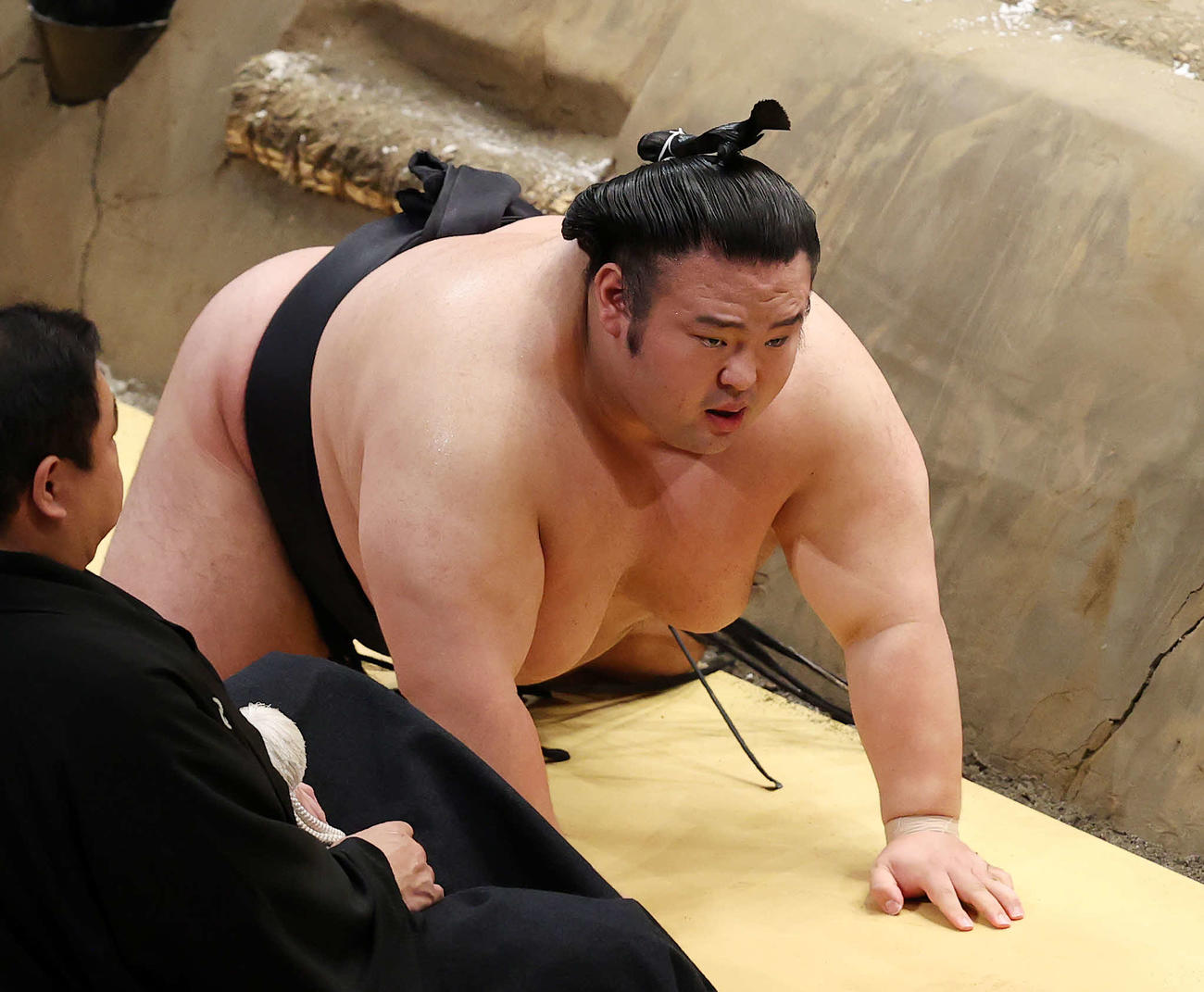 遠藤に突き落としで敗れ険しい表情を見せる貴景勝（撮影・鈴木正人）