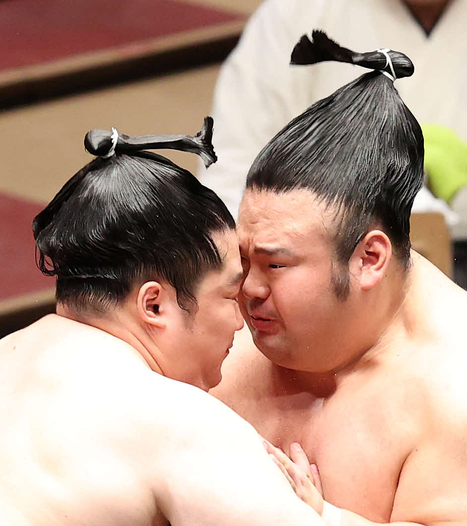 立ち合いで当たる遠藤（左）と貴景勝（撮影・鈴木正人）