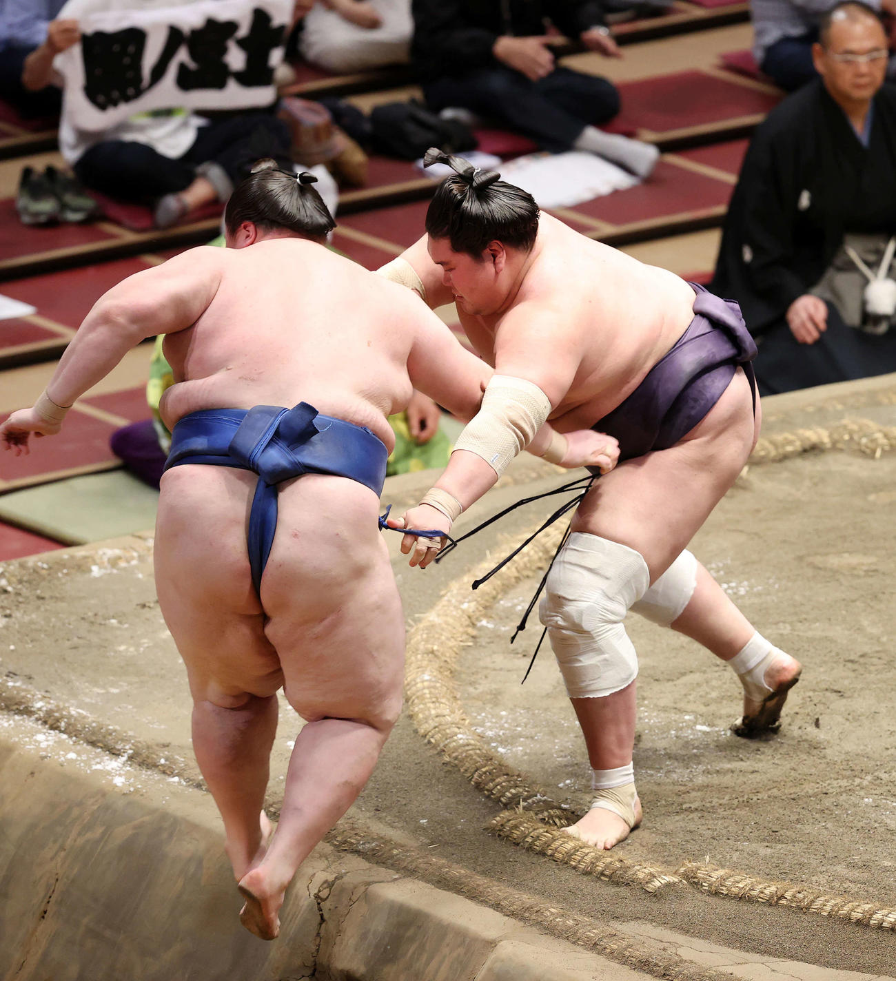 逸ノ城（左）を寄り切りで破る照ノ富士（撮影・鈴木正人）