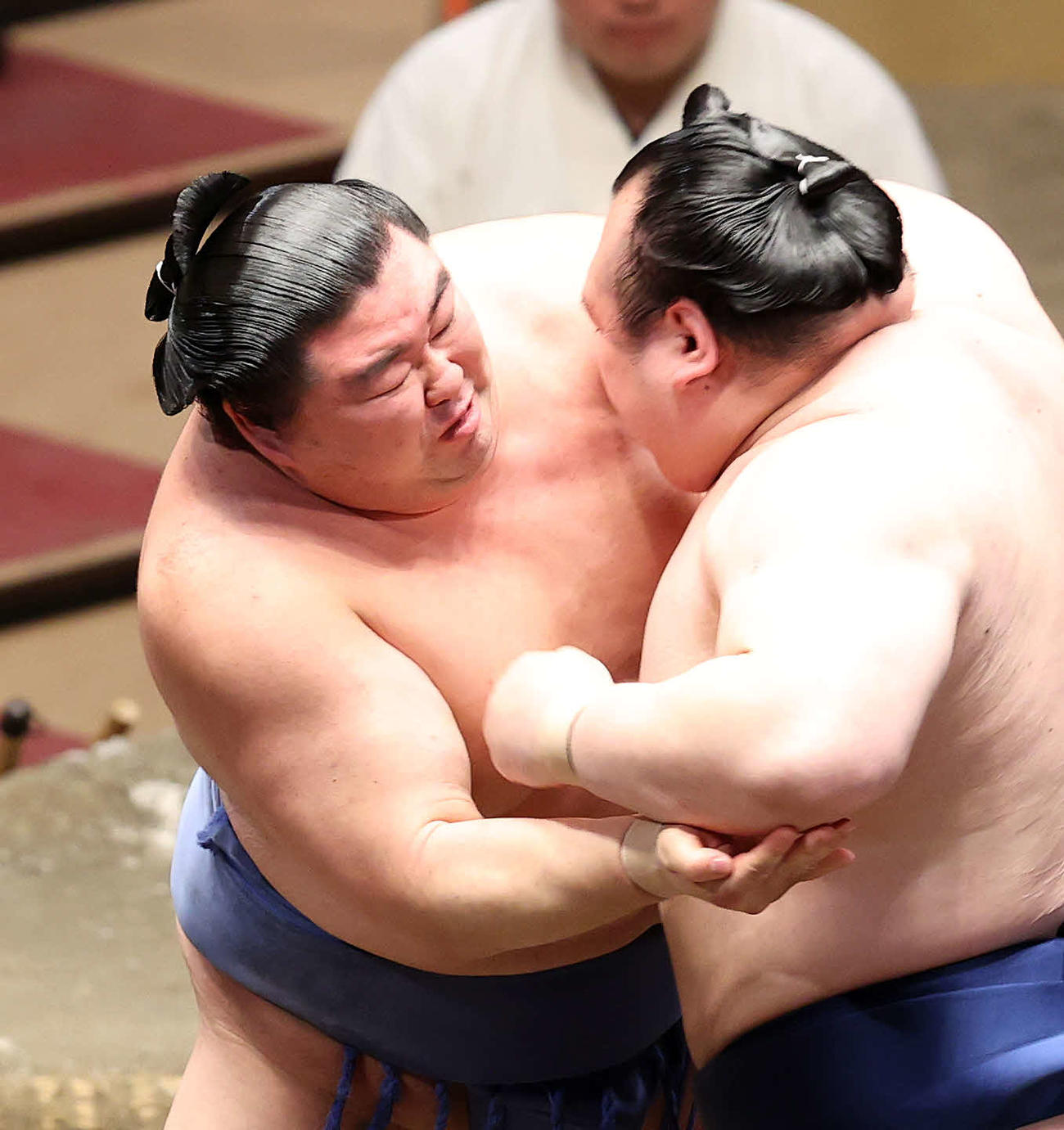 宝富士（右）と攻め合う正代（撮影・鈴木正人）