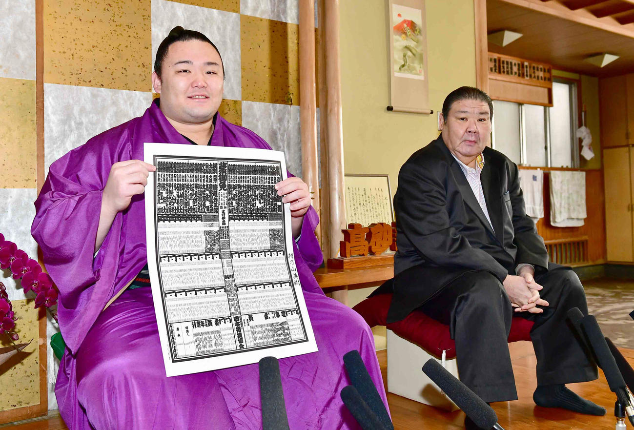 朝乃山。右は師匠で元大関朝潮の高砂親方（2019年12月24日撮影）