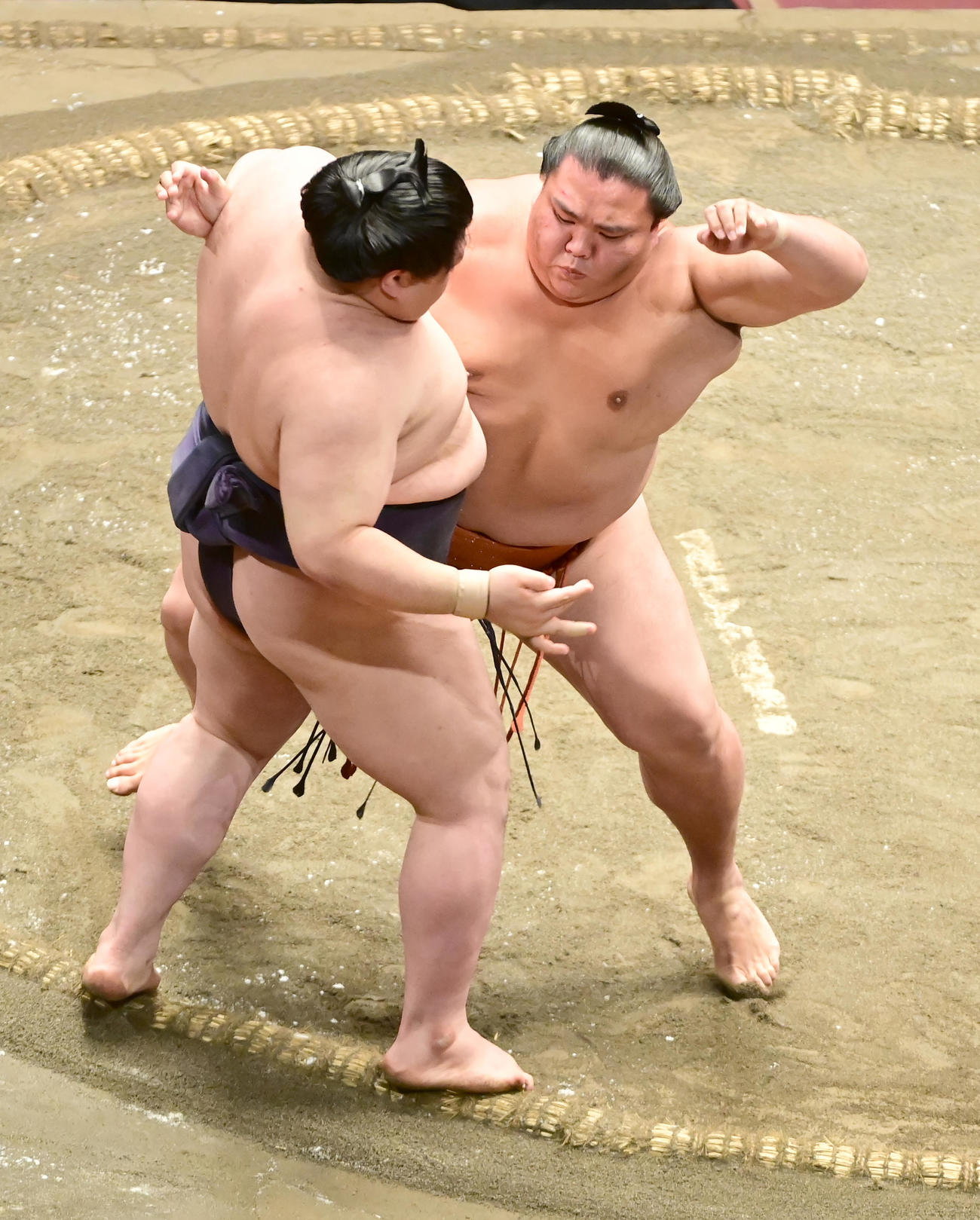 御嶽海（右）は寄り切りで阿武咲を破る（撮影・小沢裕）