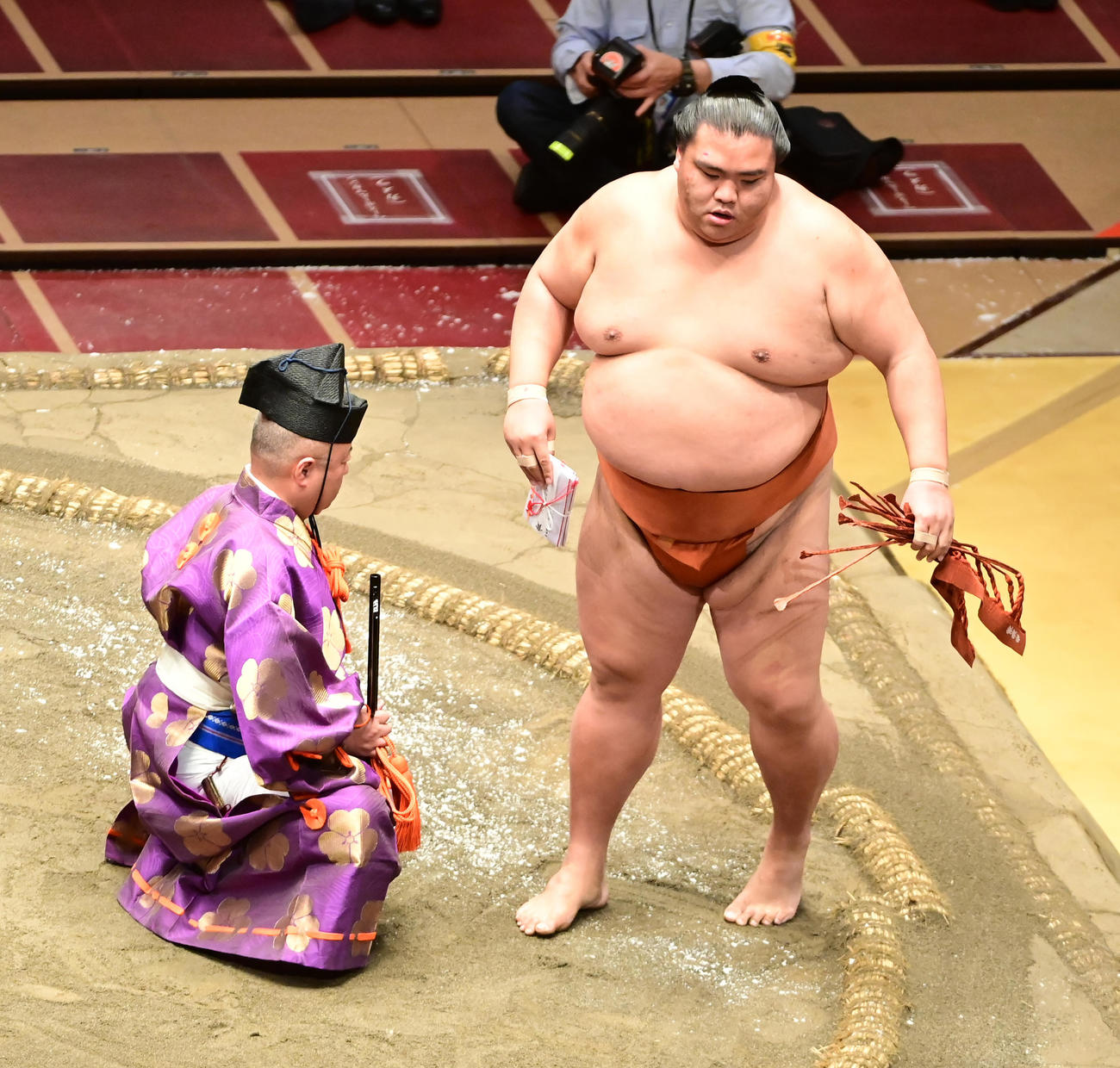 懸賞金を手にする御嶽海（撮影・小沢裕）