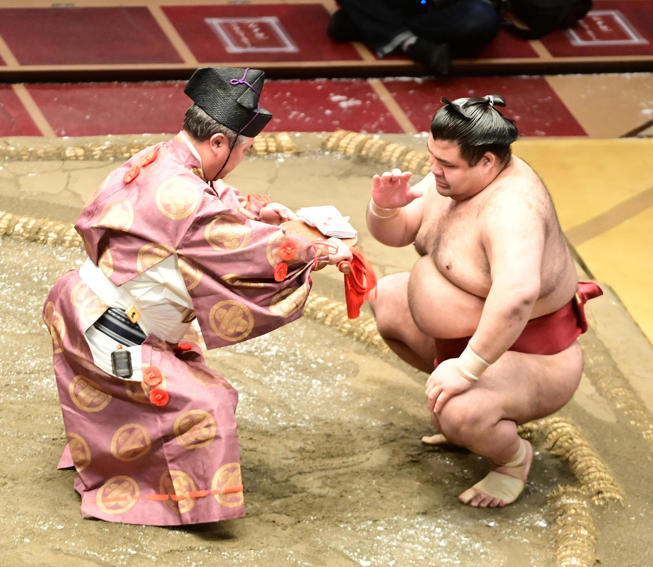 懸賞金を手にする高安（撮影・小沢裕）