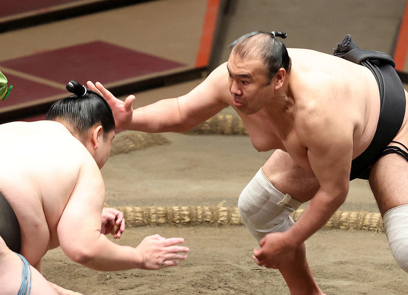 北勝里（左）に鋭い立ち合いで攻める華吹（撮影・鈴木正人）