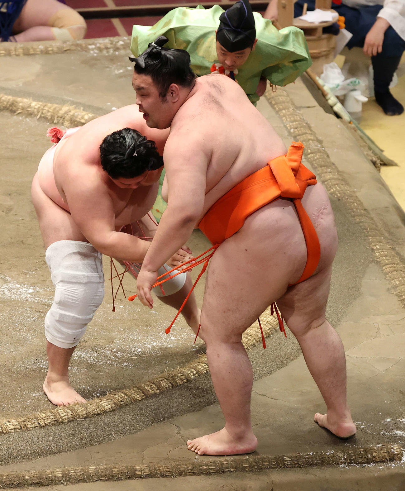 水戸龍（右）を寄り切りで破る宇良（撮影・鈴木正人）