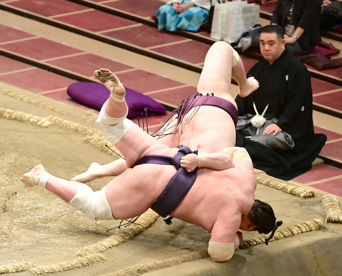照ノ富士と遠藤の一番は照ノ富士に軍配が上がるも物言いがつき協議した結果、照ノ富士のひじが先に落ちて、行司軍配差し違えで遠藤が勝利をえた（撮影・小沢裕）