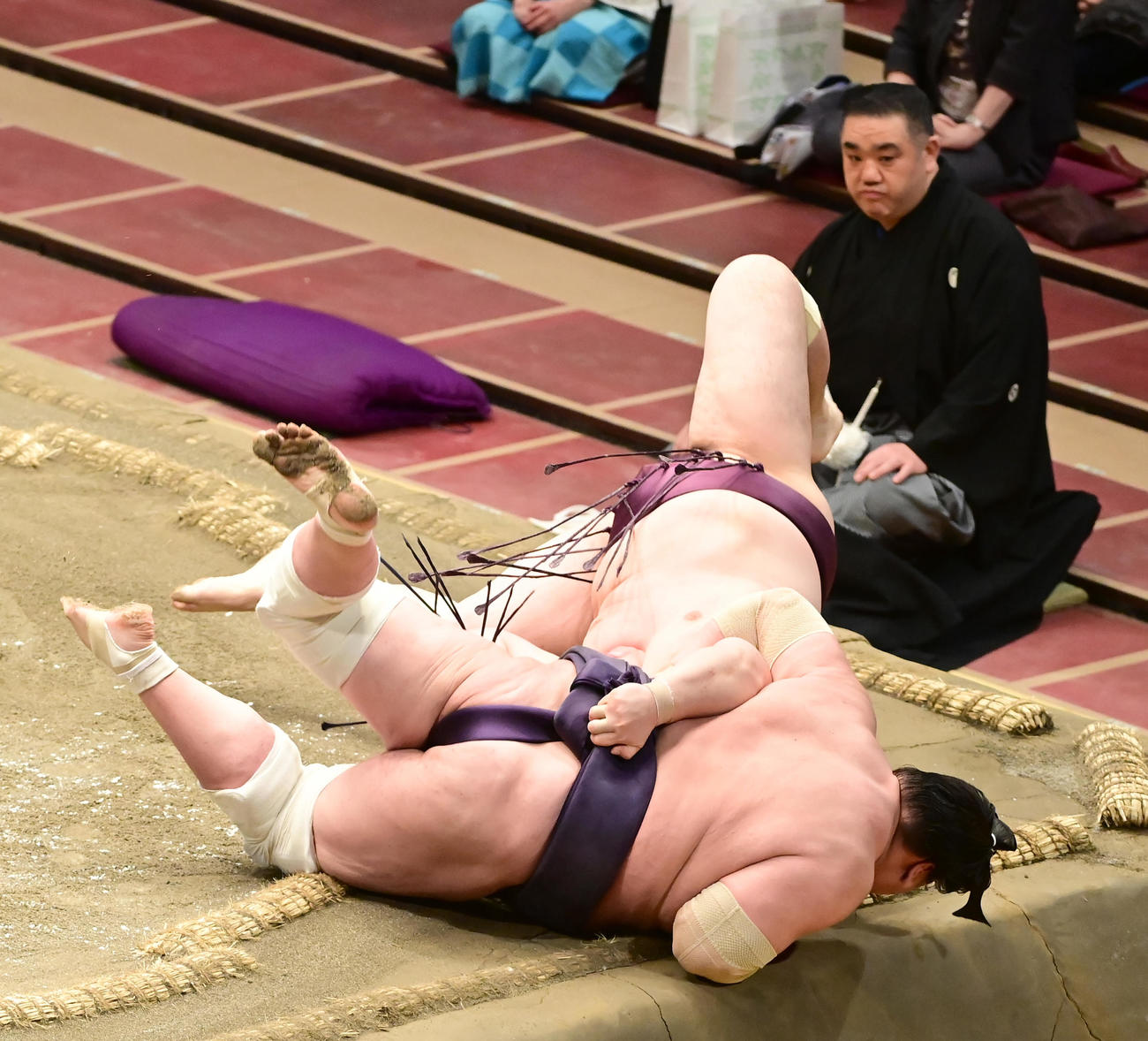 土俵際で互いに投げを打つ照ノ富士（手前）と遠藤（撮影・小沢裕）