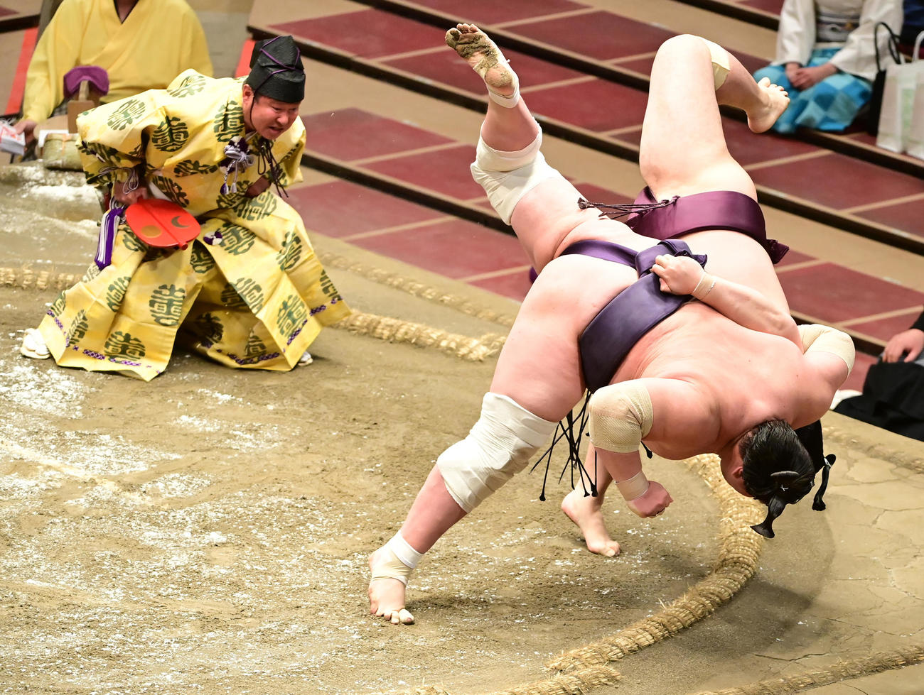 土俵際で互いに投げを打つ照ノ富士（手前）と遠藤。行司は式守伊之助（撮影・小沢裕）
