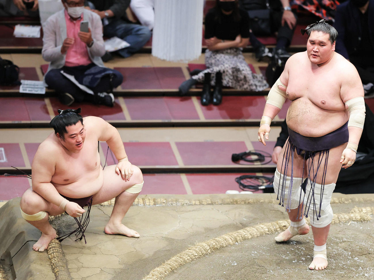 遠藤（左）が照ノ富士を下手投げで破った（撮影・河田真司）