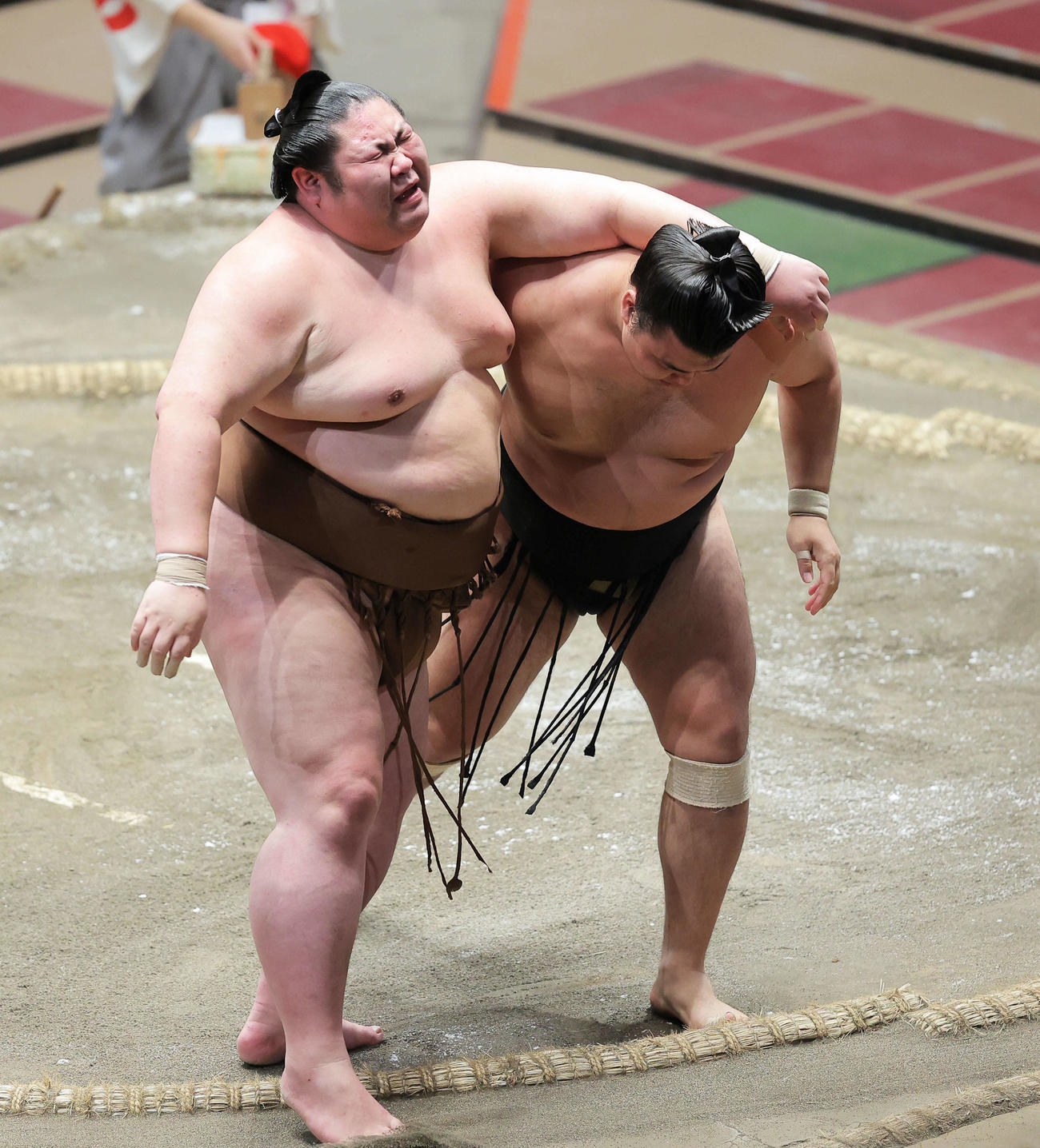 剣翔（左）を寄り切りで破る霧馬山（撮影・河田真司）
