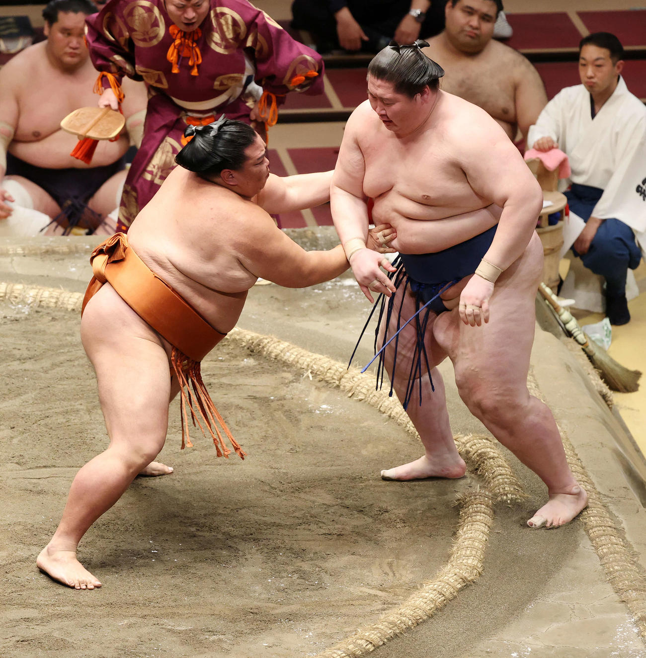 逸ノ城（右）を押し出しで破る御嶽海（撮影・鈴木正人）
