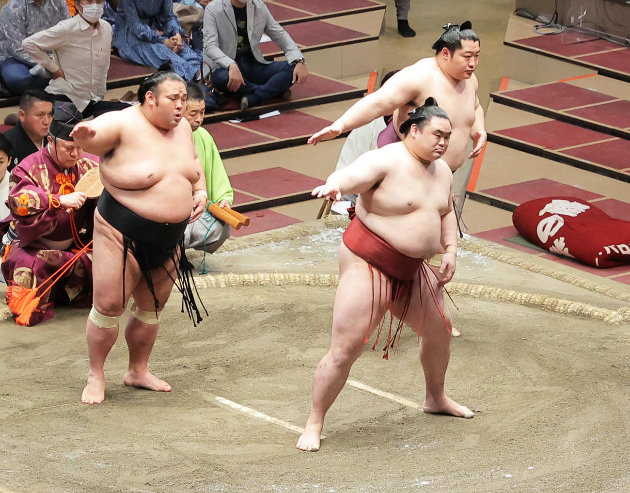 三役そろい踏みする、左から貴景勝、隆の勝、遠藤（撮影・河田真司）