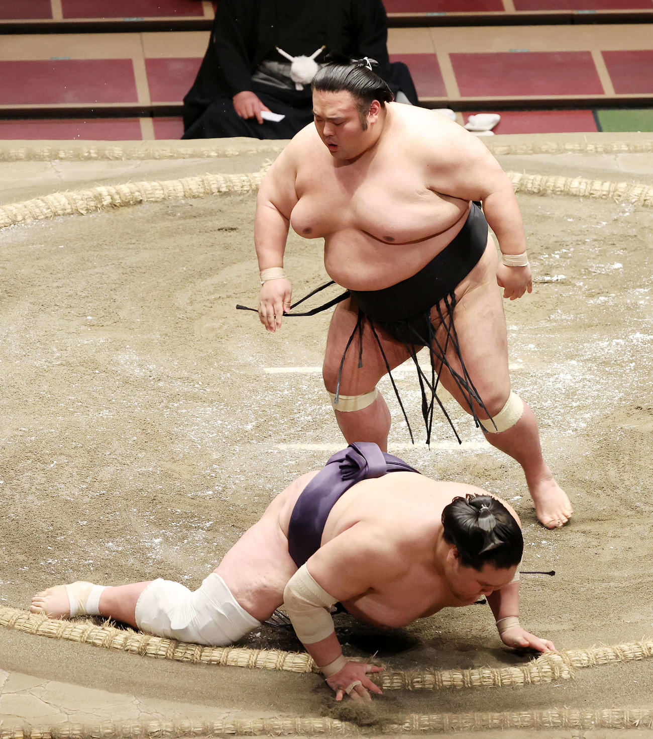 照ノ富士（下）を突き落としで破った貴景勝（撮影・鈴木正人）