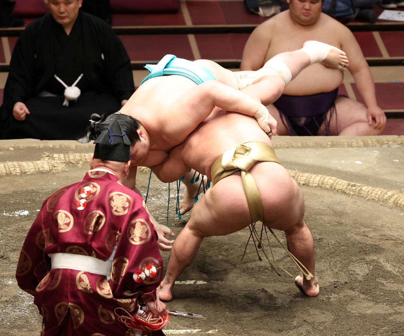 琴ノ若（上）を下手ひねりで破る石浦（撮影・鈴木正人）