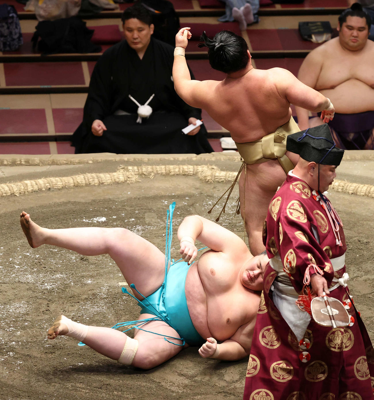 琴ノ若（下）を下手ひねりで破る石浦（撮影・鈴木正人）