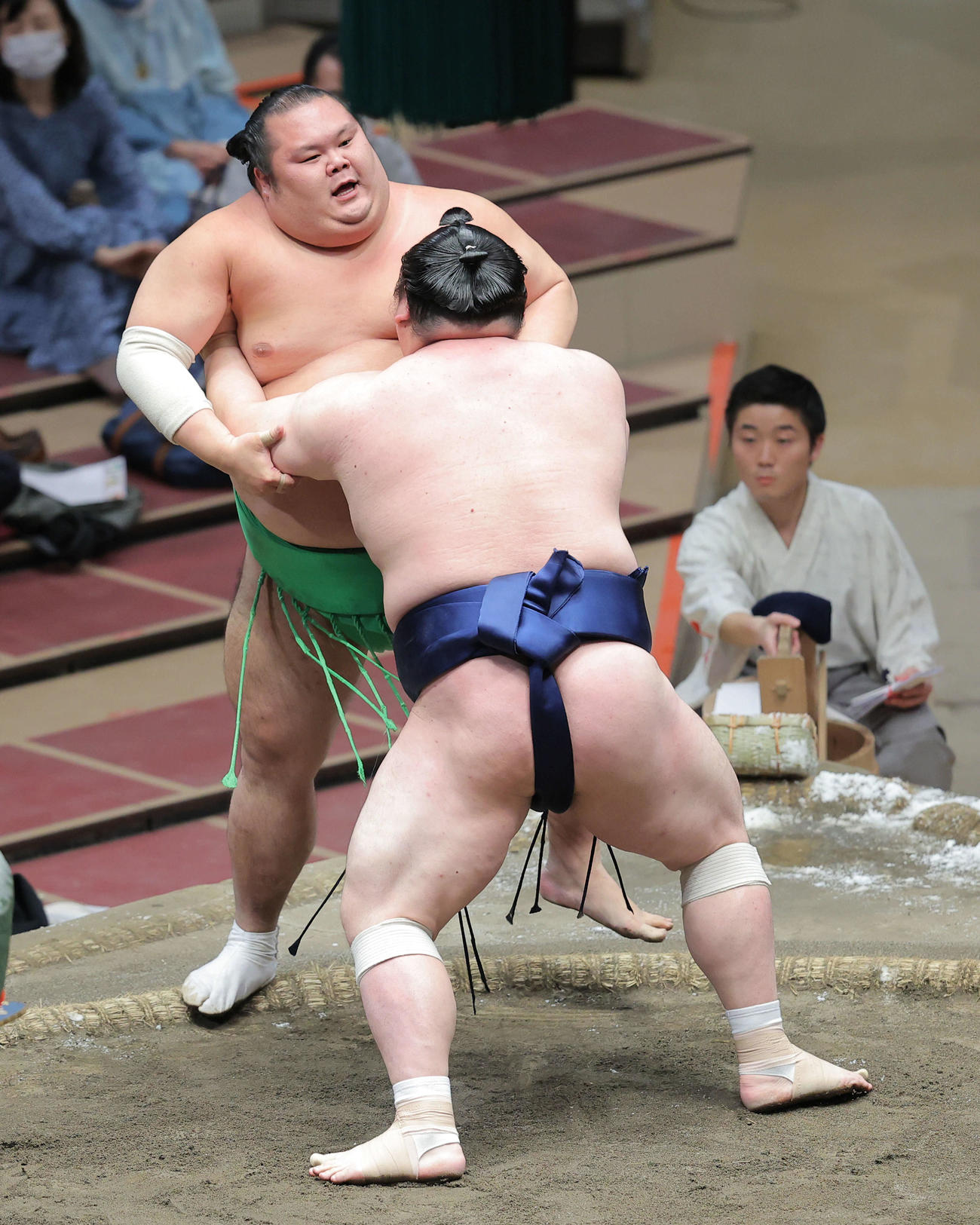 宝富士（手前）に押し出しで敗れる千代丸（撮影・河田真司）