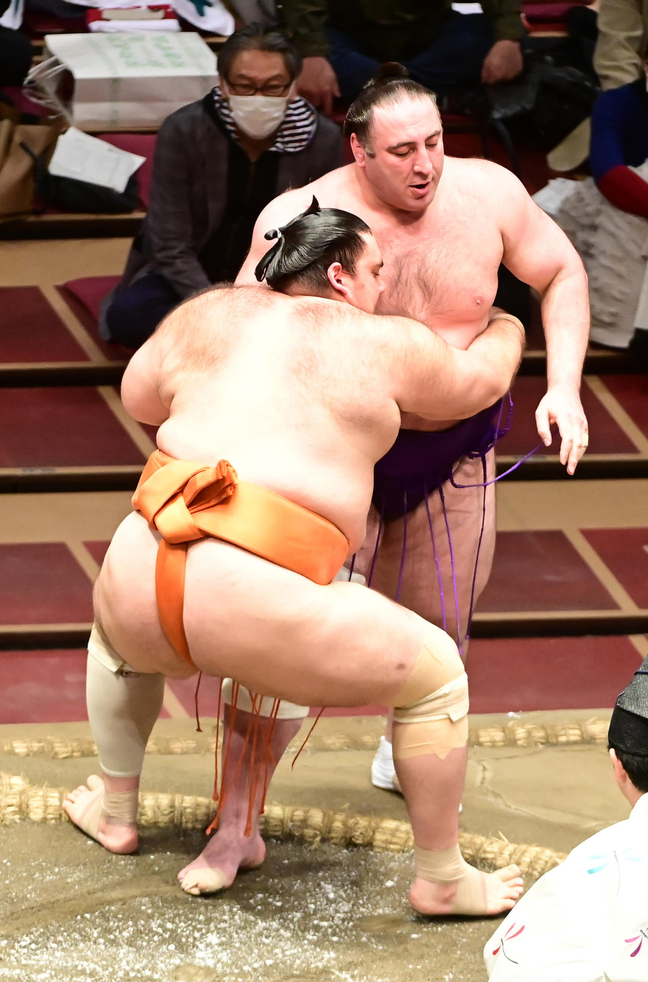 魁聖（左）は寄り切りで栃ノ心を破る（撮影・小沢裕）