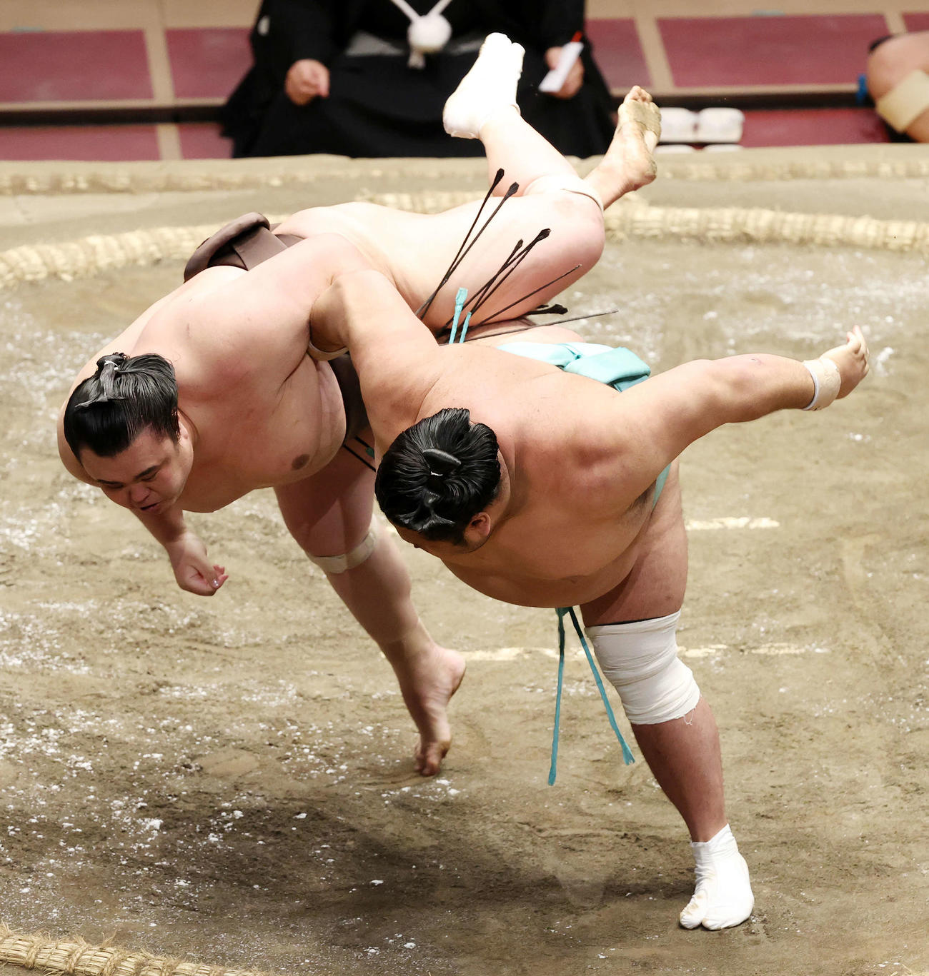 英乃海（左）を掛け投げで破る天空海（撮影・鈴木正人）