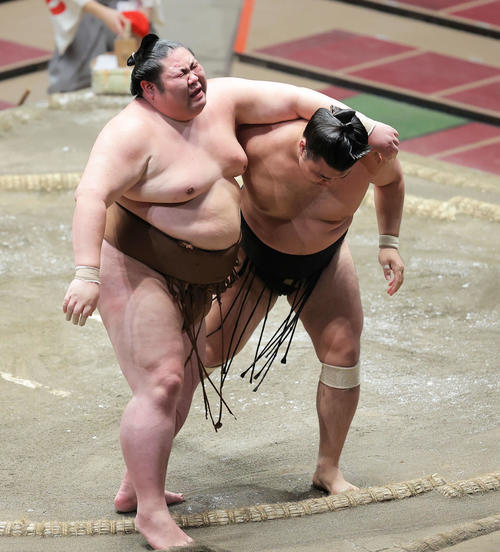 剣翔(左)を寄り切りで破る霧馬山(撮影・河田真司)