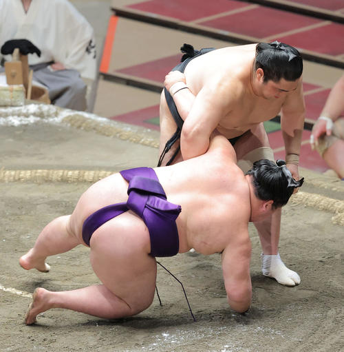 明生(左)を小手投げで破る隠岐の海(撮影・河田真司)