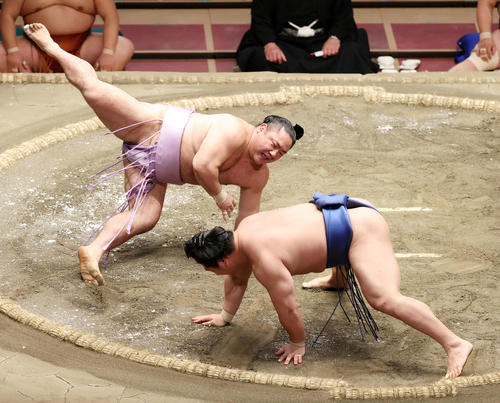 若隆景(手前)を引き落としで破る琴恵光(撮影・鈴木正人)