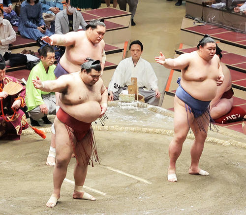 三役そろい踏みする、左から高安、照ノ富士、正代(撮影・河田真司)