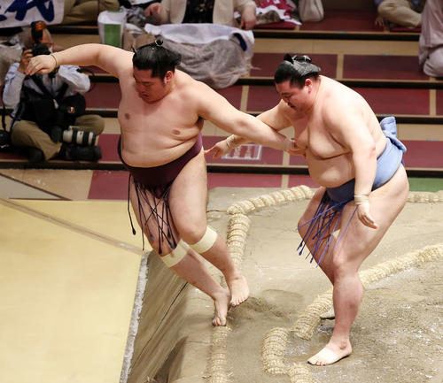 正代(右)に押し出しで敗れる遠藤(撮影・鈴木正人)