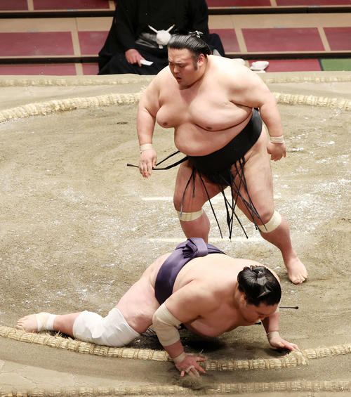 照ノ富士(下)を突き落としで破った貴景勝(撮影・鈴木正人)