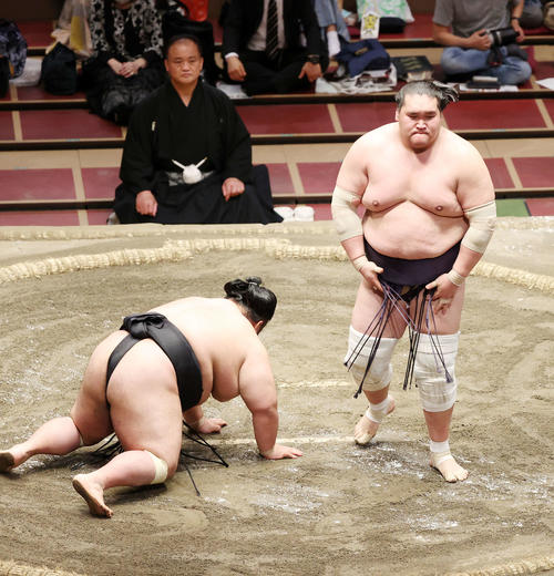 優勝決定戦で貴景勝(左)をはたき込みで破った照ノ富士(撮影・鈴木正人)