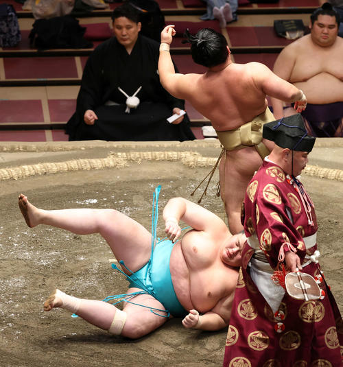 琴ノ若(下)を下手ひねりで破る石浦(撮影・鈴木正人)