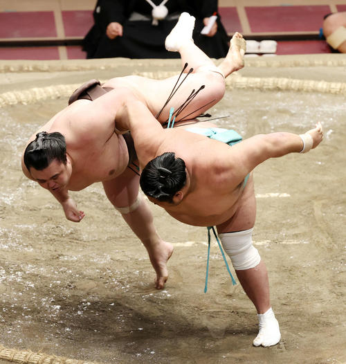 英乃海(左)を掛け投げで破る天空海(撮影・鈴木正人)