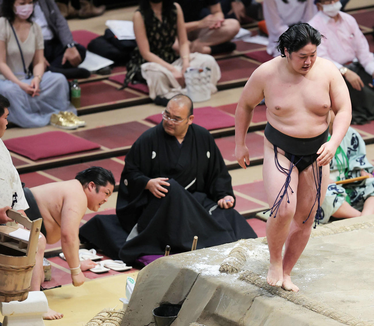 序ノ口優勝決定戦で勝呂（左）を押し倒しで破った藤青雲（撮影・河田真司）