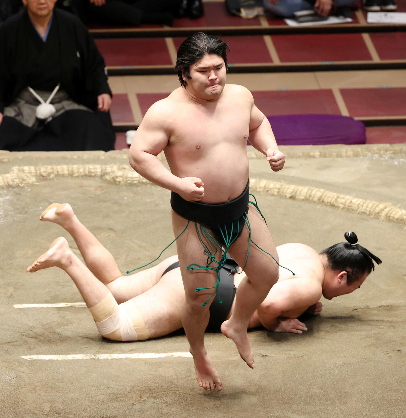 琴太豪（後方）を突き落としで破る石崎（撮影・鈴木正人）