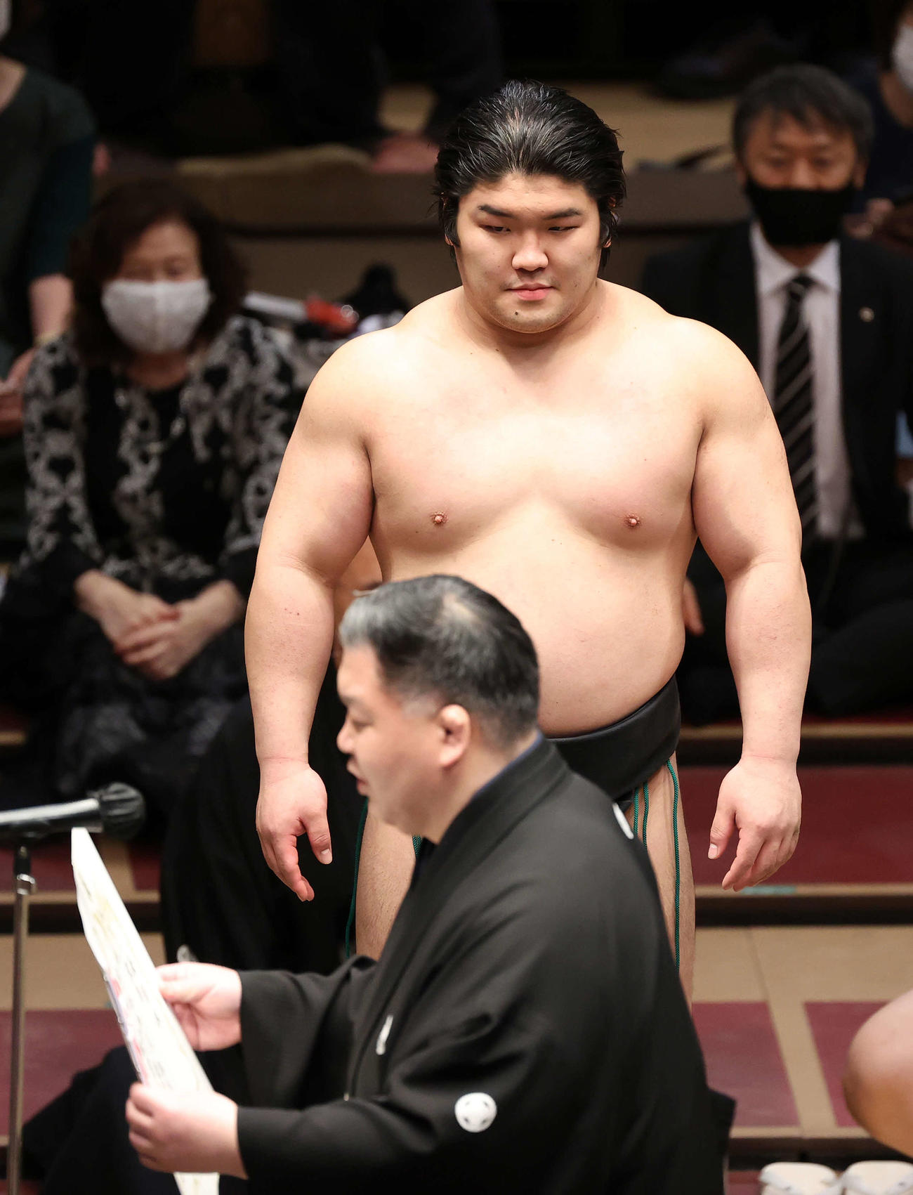 三段目優勝し表彰される石崎（撮影・鈴木正人）