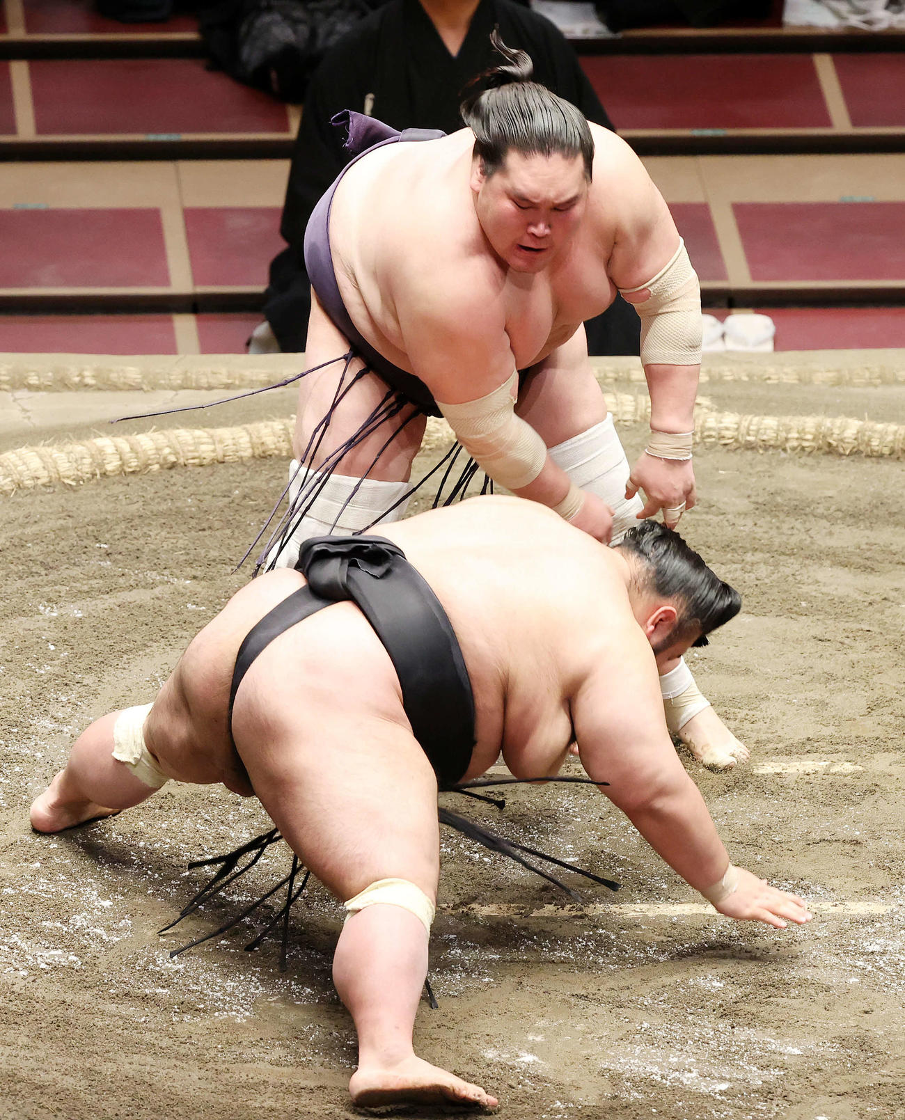 優勝決定戦で貴景勝（手前）をはたき込みで破る照ノ富士（撮影・鈴木正人）