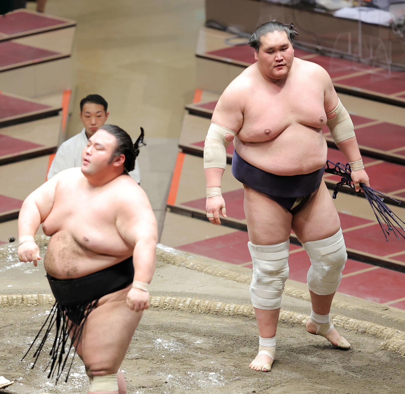 優勝決定戦で貴景勝（左）をはたき込みで破った照ノ富士（撮影・河田真司）
