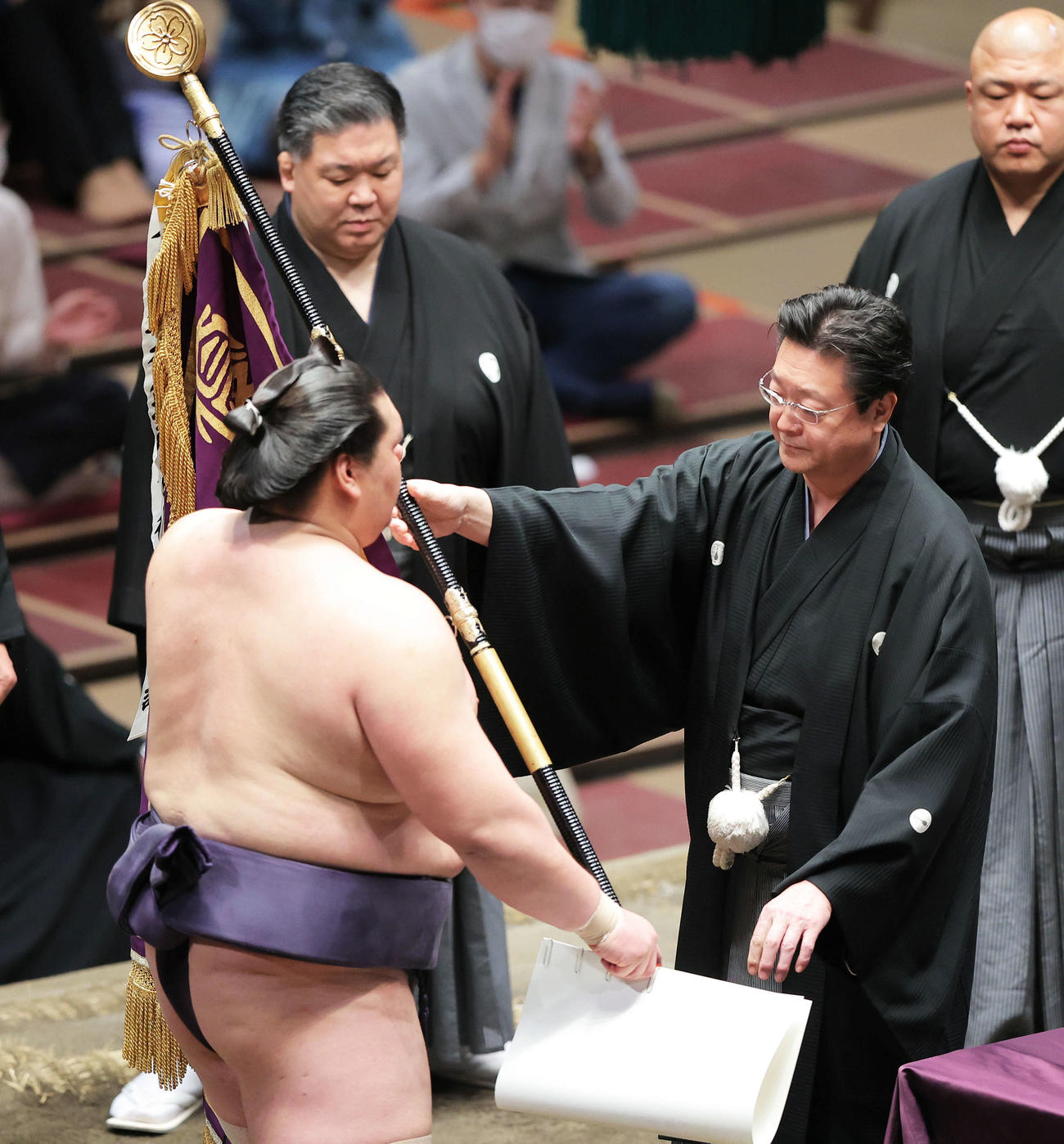 照ノ富士（左）に優勝旗を渡す伊勢ケ浜審判部長（撮影・河田真司）