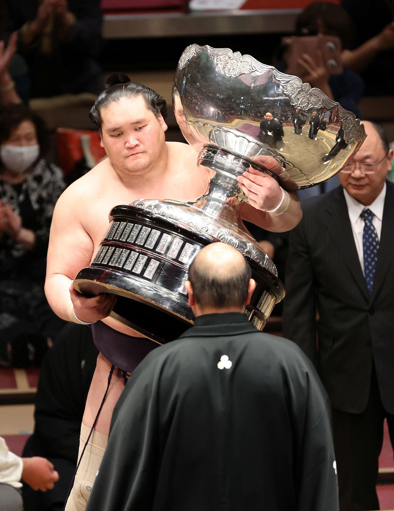 八角理事長（手前）から総理大臣杯を受け取る照ノ富士（撮影・鈴木正人）