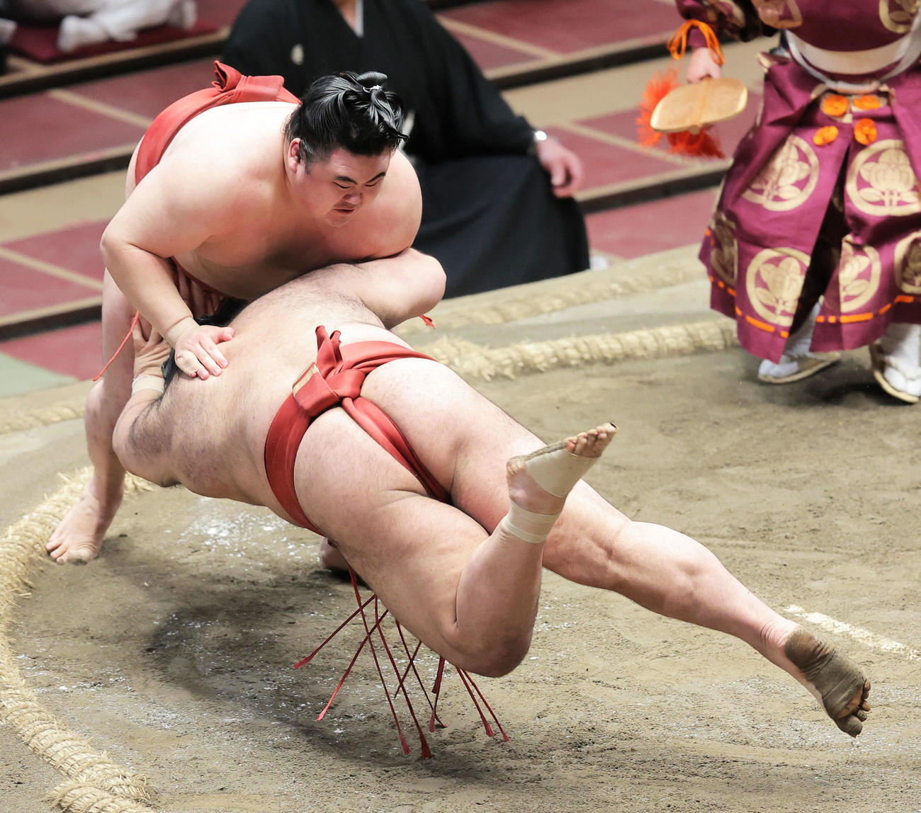 高安（右）をはたき込みで破る隆の勝（撮影・河田真司）