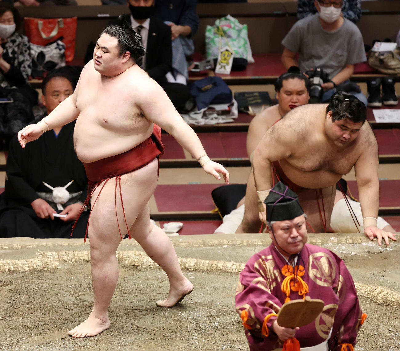 高安（右）をはたき込みで破った隆の勝（撮影・鈴木正人）