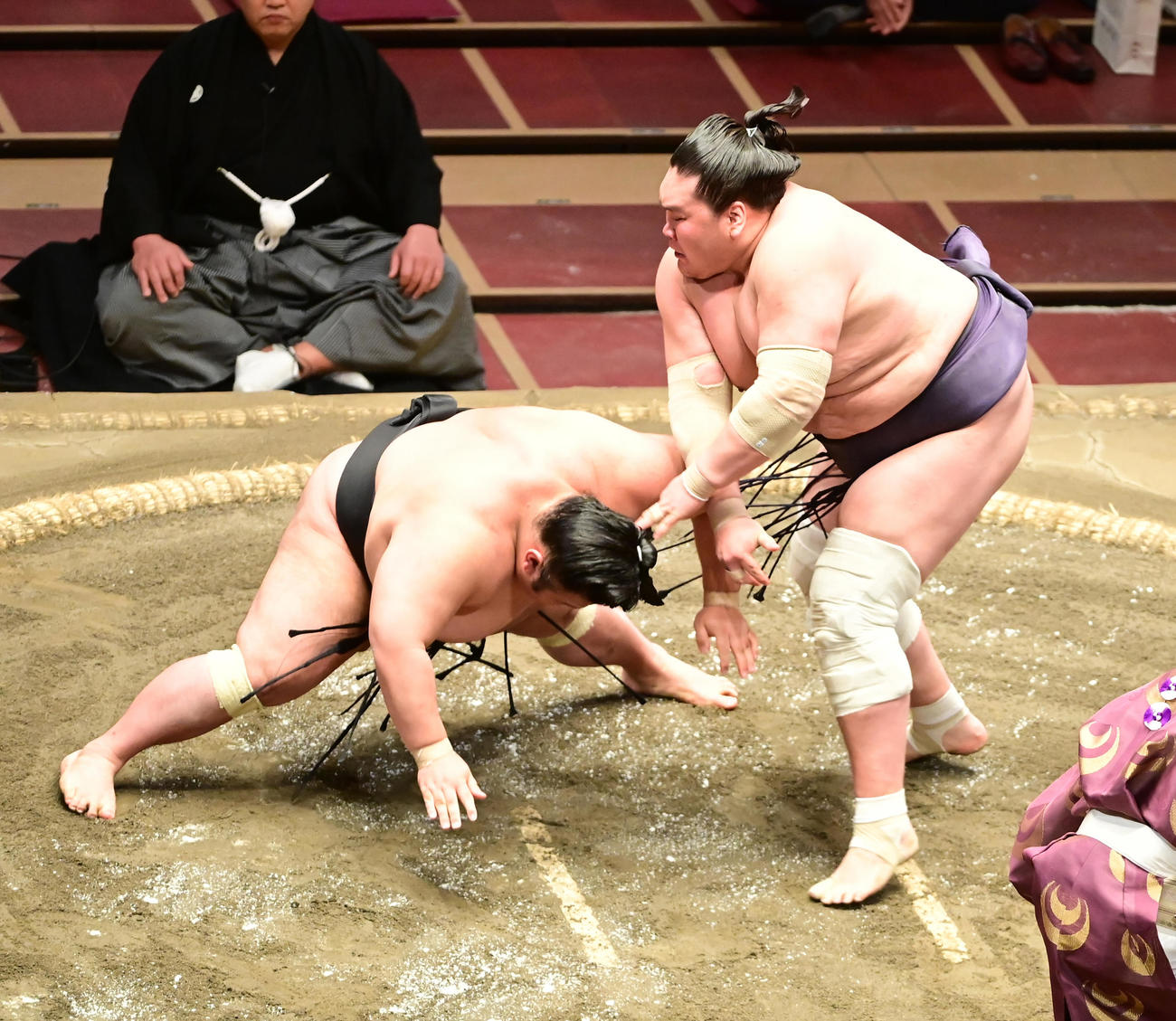 照ノ富士は優勝決定戦で貴景勝（左）をはたき込みで破る（撮影・小沢裕）