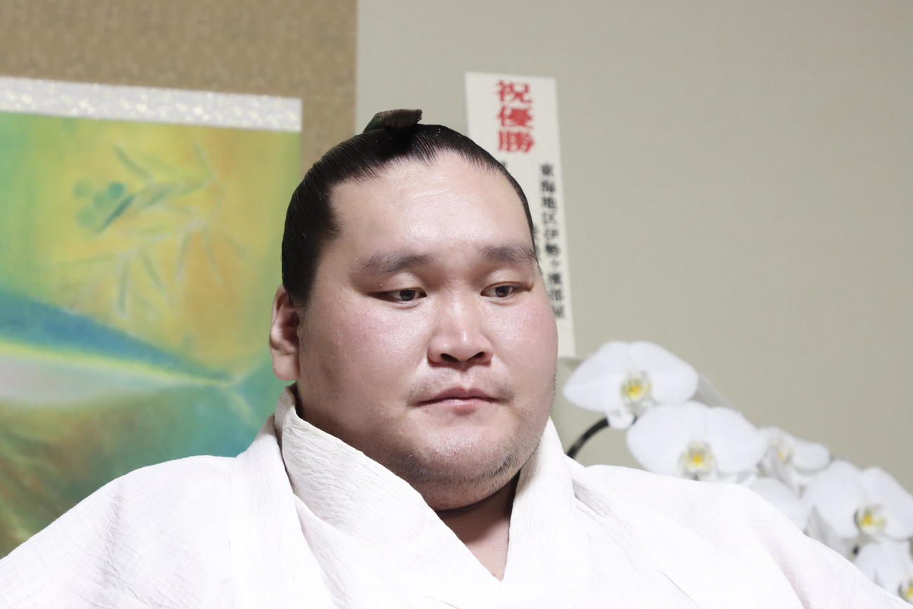夏場所優勝から一夜明けてリモートでの会見に臨む照ノ富士（日本相撲協会提供）