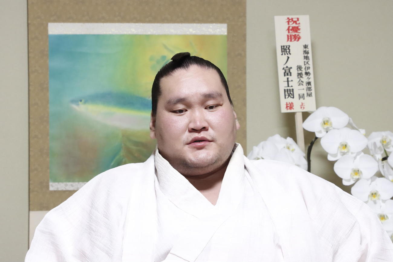 夏場所優勝から一夜明けてリモートでの会見に臨む照ノ富士（日本相撲協会提供）