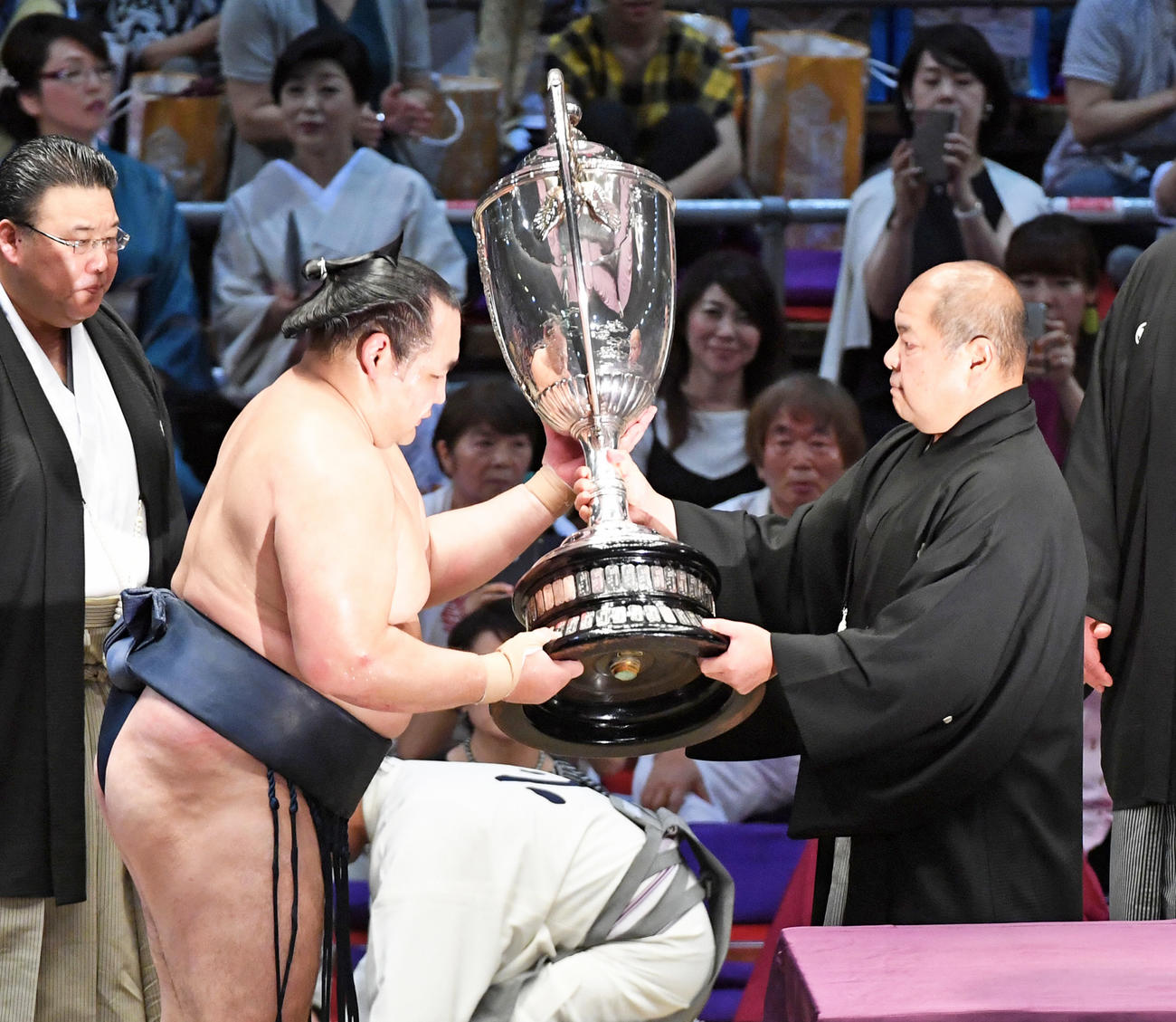 19年名古屋場所を制し八角理事長（右）から賜杯を授与される鶴竜（2019年7月21日撮影）