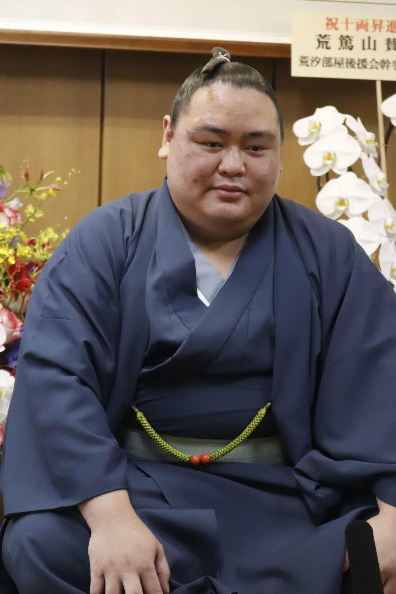 名古屋場所での新十両昇進が決まり、都内の部屋でリモートでの会見に臨む荒篤山（日本相撲協会提供）
