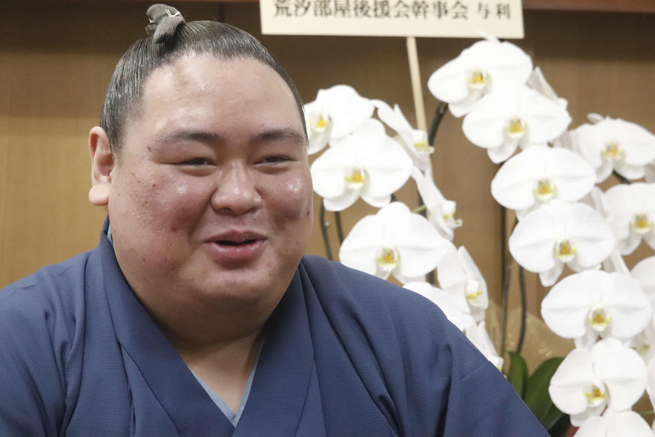 名古屋場所での新十両昇進が決まり、都内の部屋でリモートでの会見に臨む荒篤山（日本相撲協会提供）